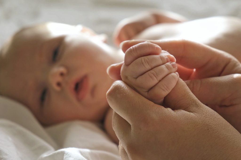 Post Cuerpo madre-mujer mano bebé. Dácil Cárdenes - Psicóloga