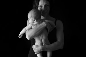 Post Cuerpo madre-mujer mano bebé. Dácil Cárdenes - Psicóloga